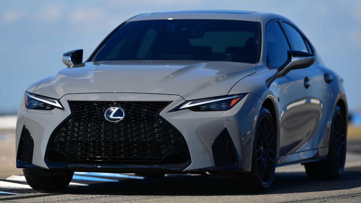 Lexus представил эксклюзивную версию седана IS 500 F Sport