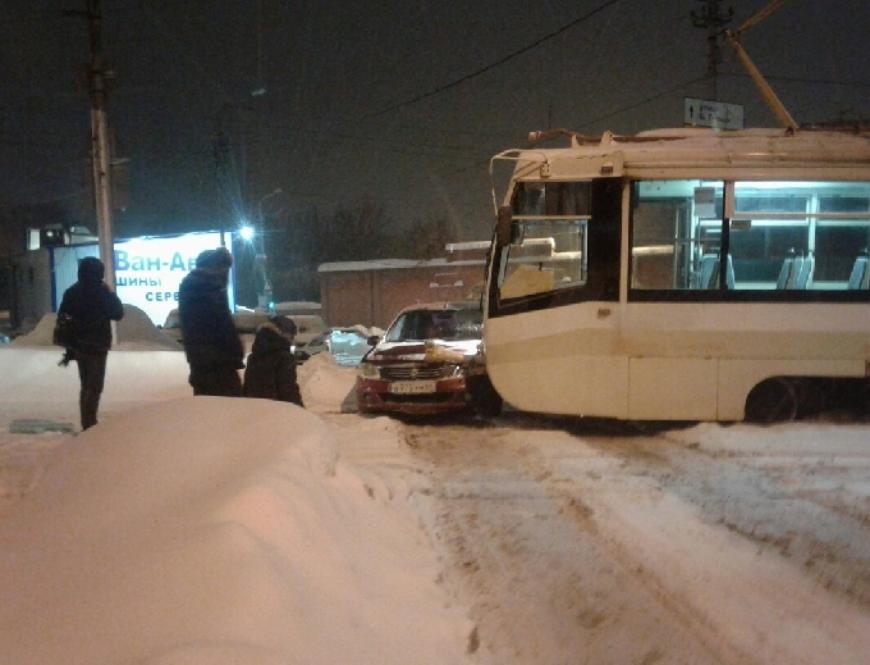 Саратовские трамваи стали в пробку из-за аварии с автомобилем