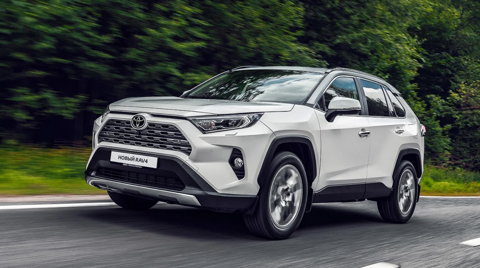 В России резко упали цены на кроссовер Toyota RAV4