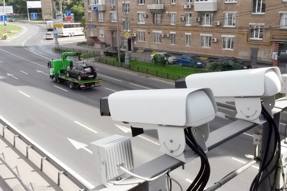 Автосайт «За рулем» рассказал о новых штрафах в России с камер от нейросети в 2022 году