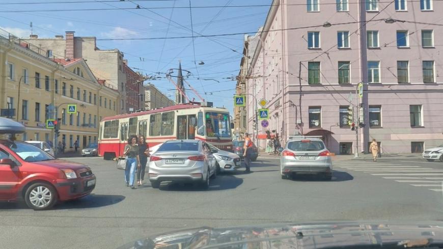 В Санкт-Петербурге на Васильевском острове ДТП остановили трамваи