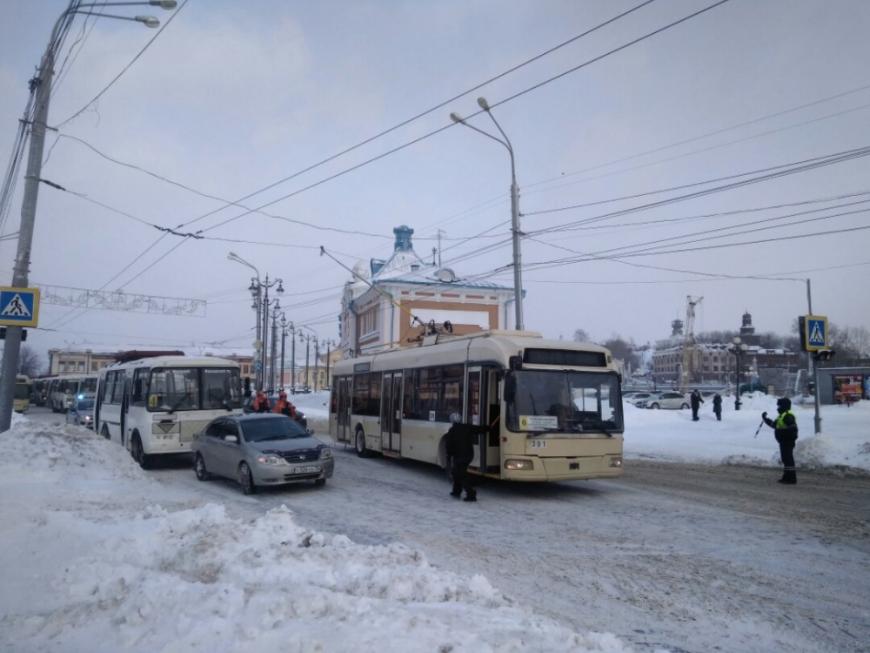Проспект Ленина в Томске стоит в пробке из-за аварии