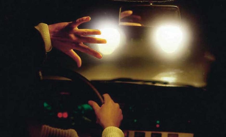 Опытные водители рассказали, как защититься от ослепления встречными фарами на трассе