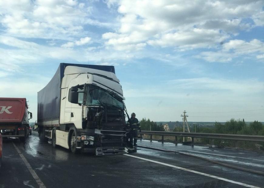 Под Тулой столкнулись два грузовых автомобиля