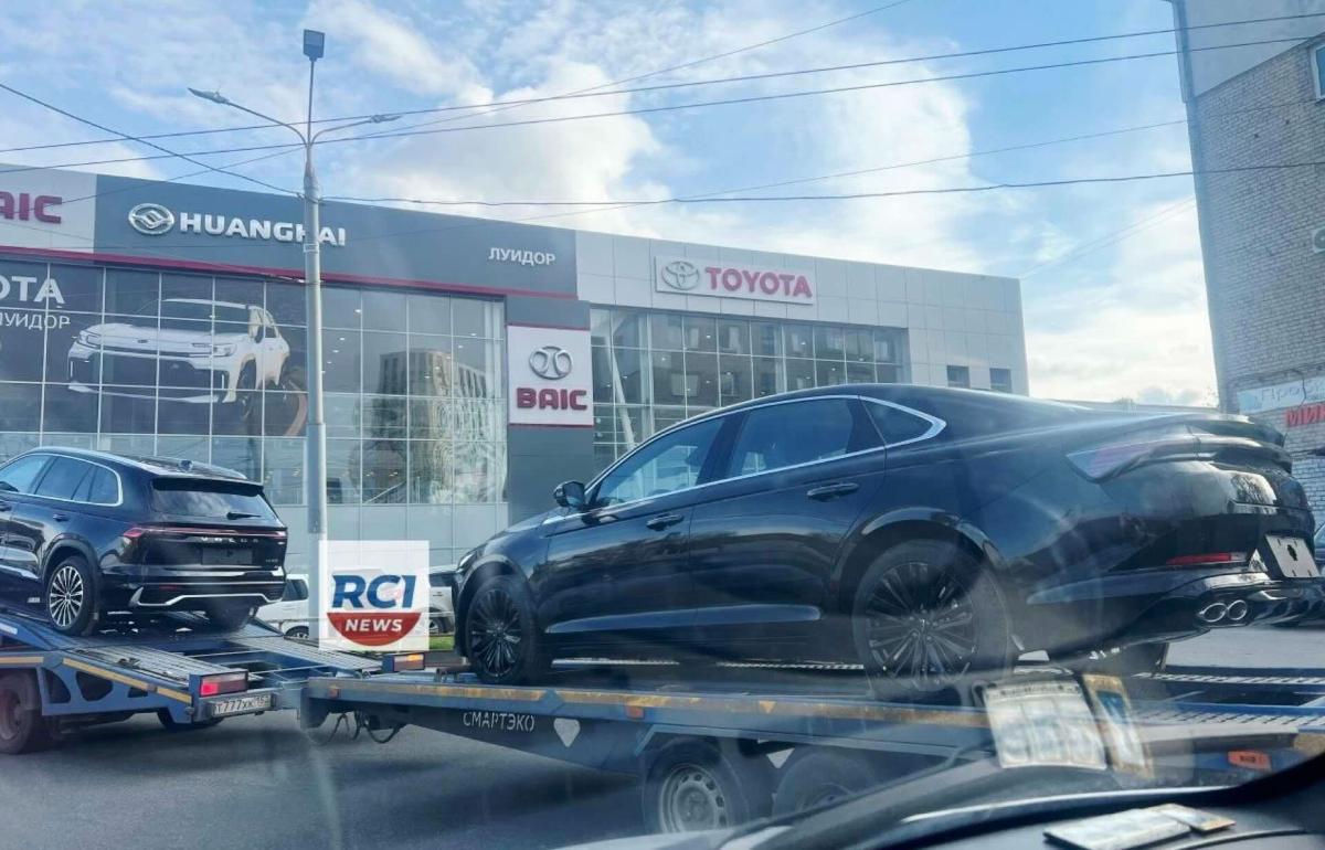 На фото сняли автовоз с новыми автомобилями Volga: в кадре седан и «старший» кроссовер