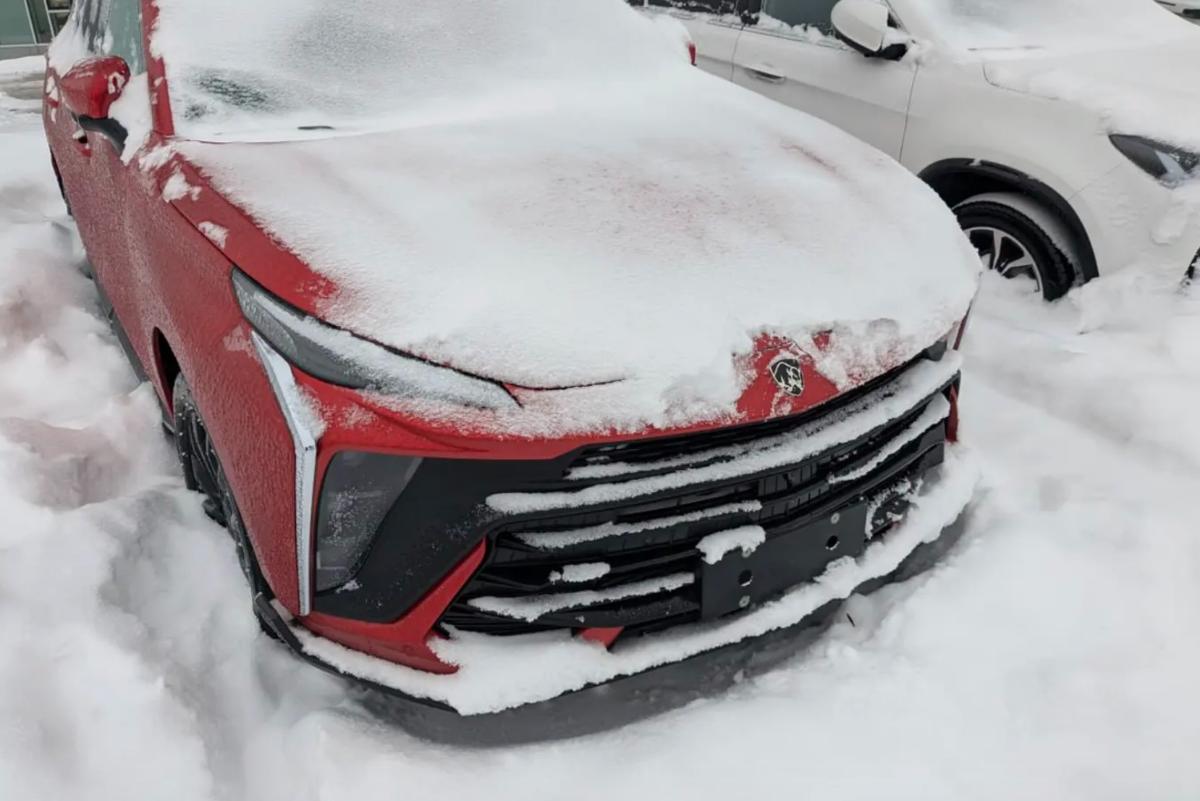 Машины несуществующей марки Zubr заметили на парковке автосалона: фото