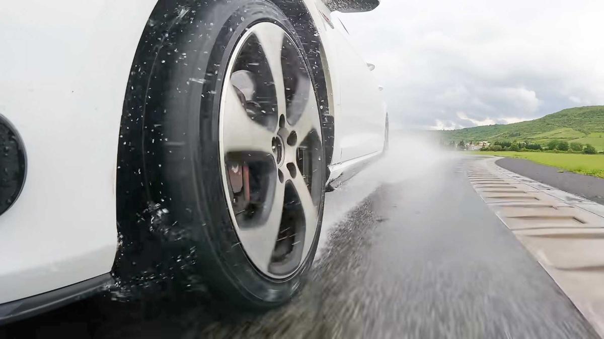 В этом тесте, шины сравниваются по уровню сцепления с мокрой/сухой дорогой