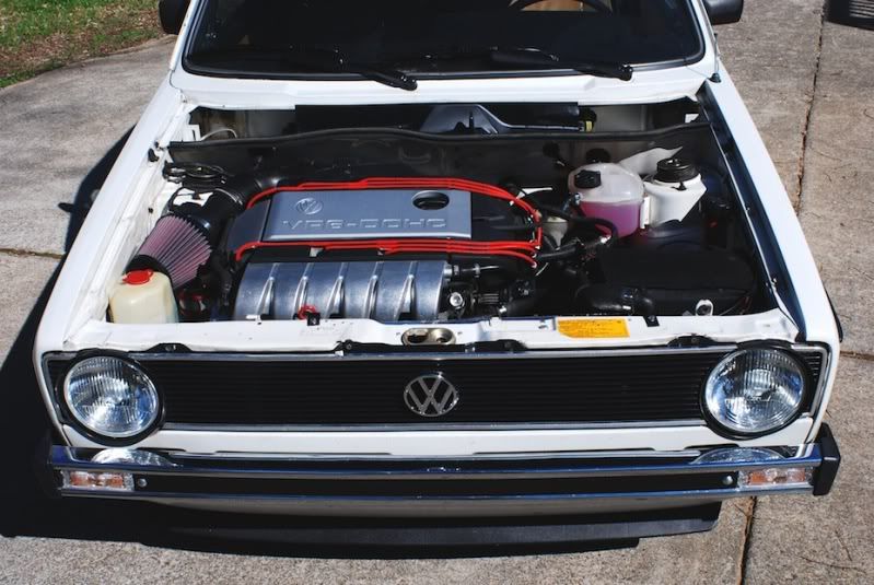 Под капотом этого VW Golf Mk1 скрывается два двигателя VR6 с турбонаддувом