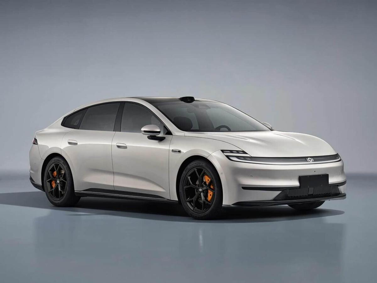 В РФ появился гибридный седан Changan с запасом хода более 2000 км и холодильником 