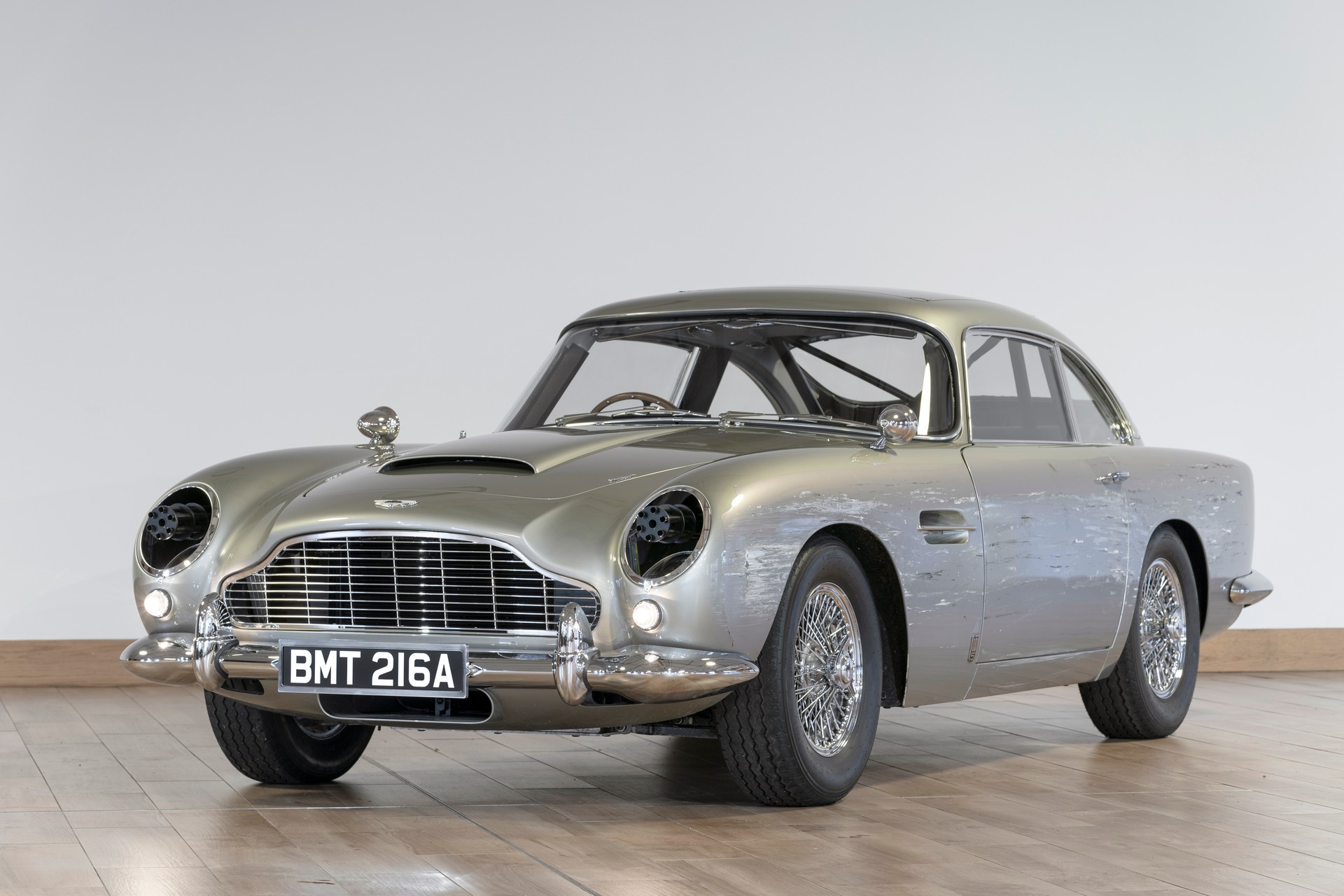 Трюковый автомобиль Aston Martin DB5 из фильма о Джеймсе Бонде продан за  212 млн рублей