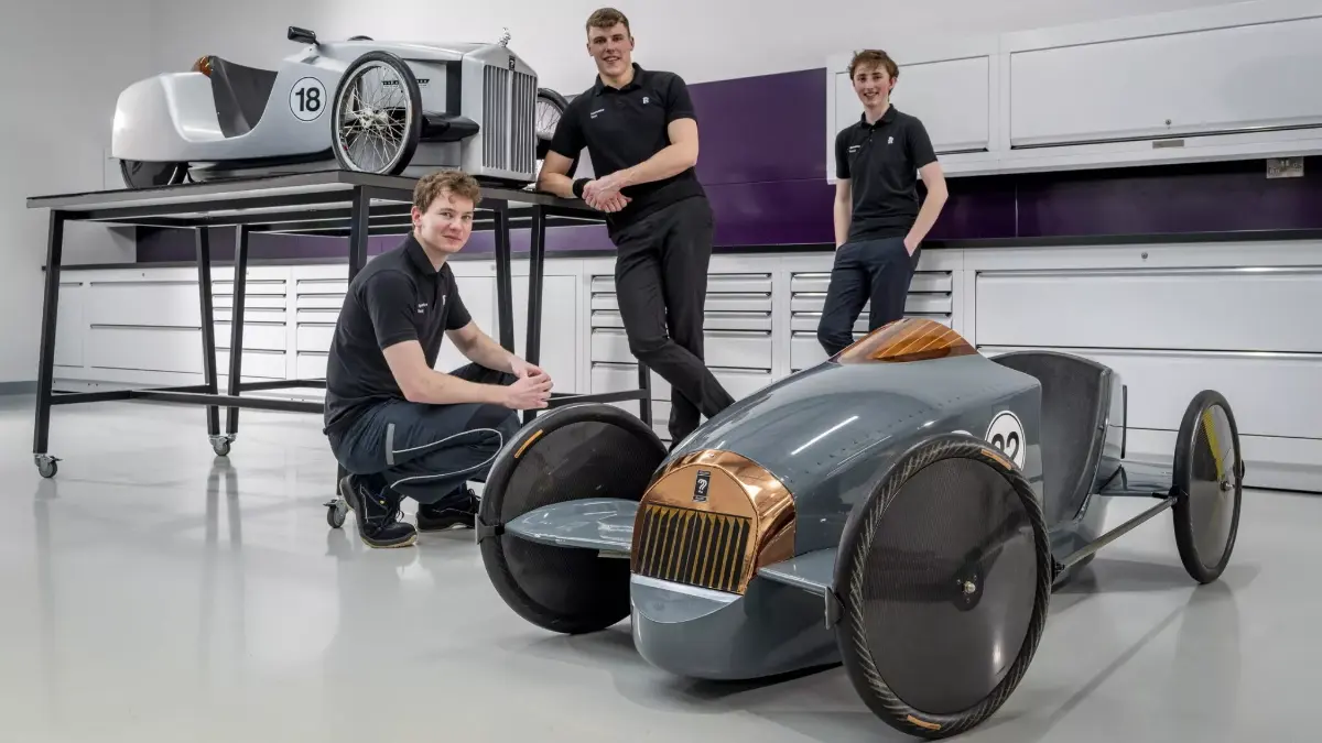 Rolls-Royce представил свои первые гоночные автомобили. Это надо видеть