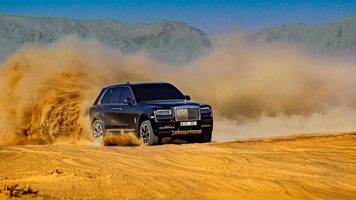 Смотрите, как Rolls-Royce Cullinan Desert гоняет по пустыне 