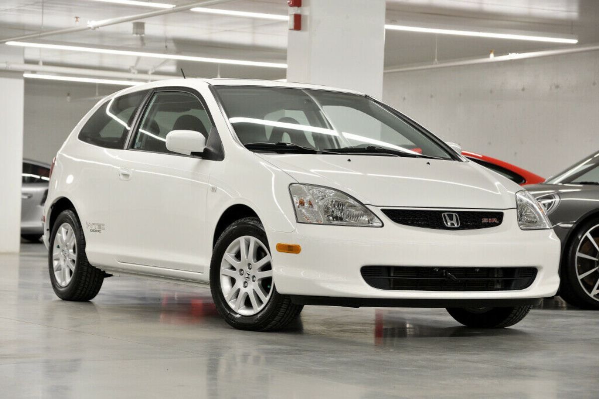 Honda Civic 2003 года выпуска продают по стоимости нового авто