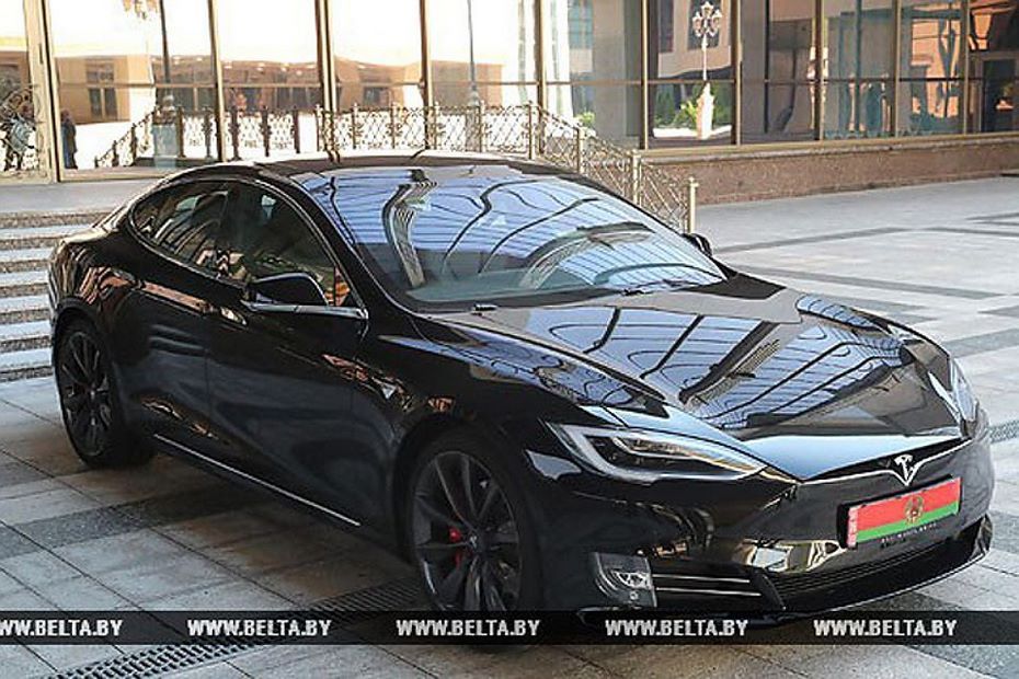 Лукашенко поручил начать разработку электромобиля, похожего по характеристикам на автомобили Tesla