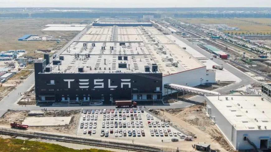 Tesla приостановит работу главного завода в Калифорнии