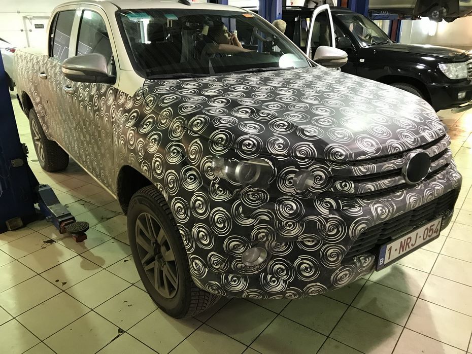 Новая Toyota Hilux попалась в фотообъектив под камуфляжем на сервисной станции