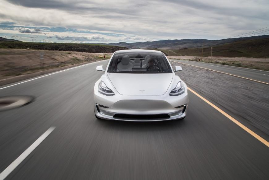 Седан Tesla Model 3 станет быстрее с новым обновлением 