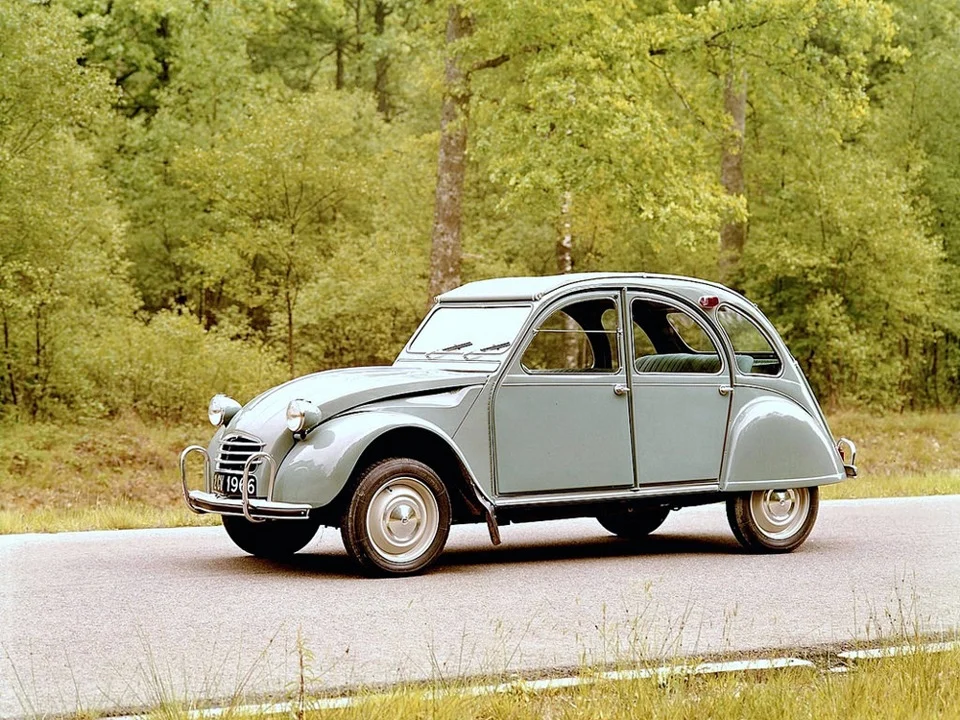 Крошечный Citroen 2CV может похвастать двуспальной кроватью и встроенной кухней