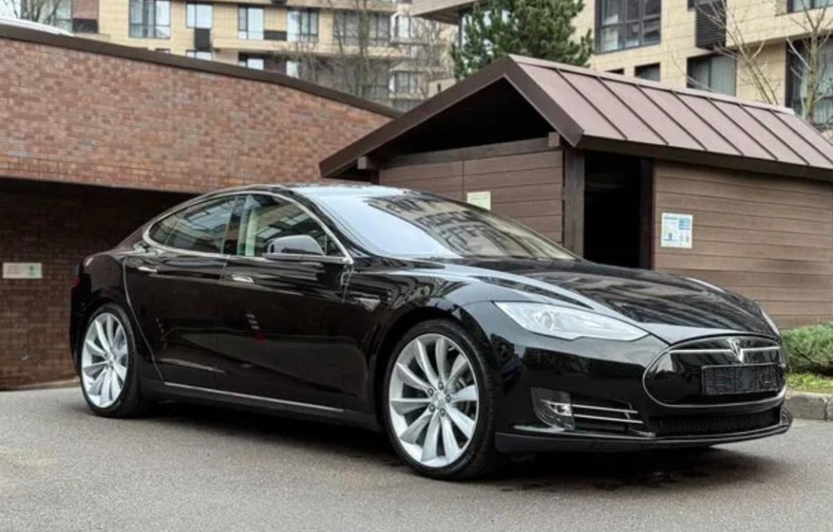 Электрокар Tesla Model S 2014 года в идеальном состоянии оценили дешевле ₽3 млн 