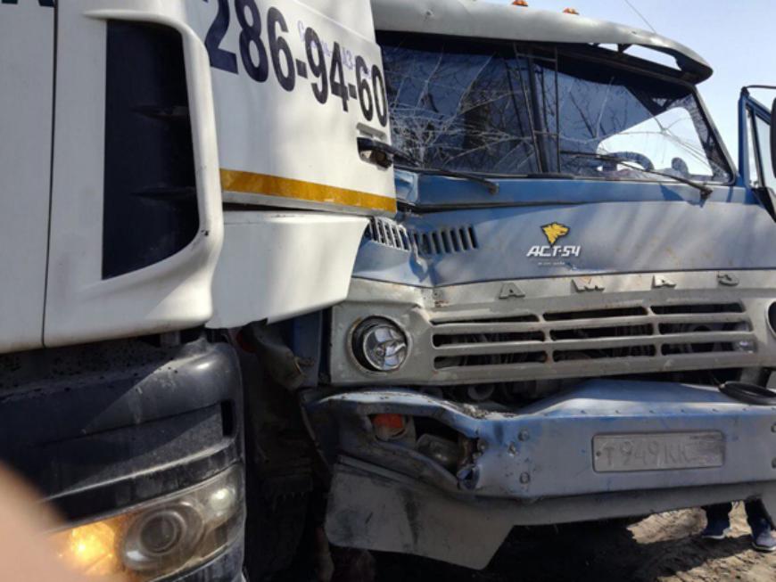 В Новосибирске в результате аварии водитель выпал из кабины грузовика
