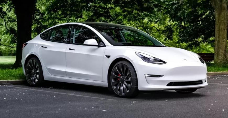 Электрокары Tesla Model 3 заподозрили в непреднамеренном ускорении 