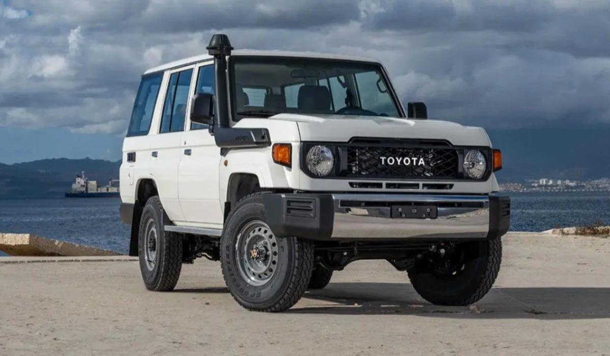 Дилеры РФ получили необычный Toyota Land Cruiser со шноркелем и раздаткой