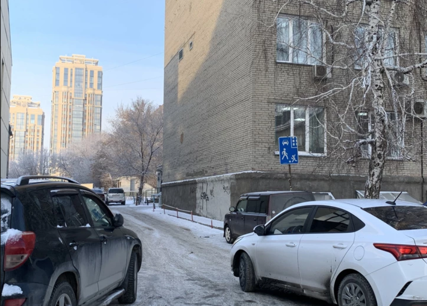 В Новосибирске нашлись дворы, где нельзя прогревать автомашины