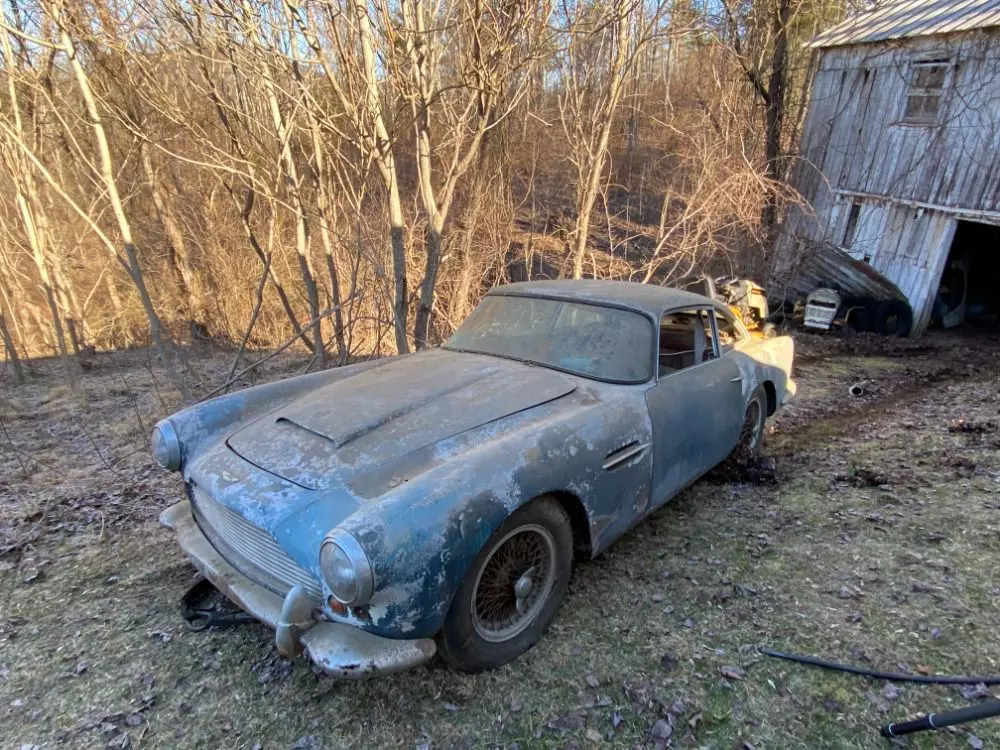 Забытый в гараже Aston Martin DB4 продадут за 1 млн долларов