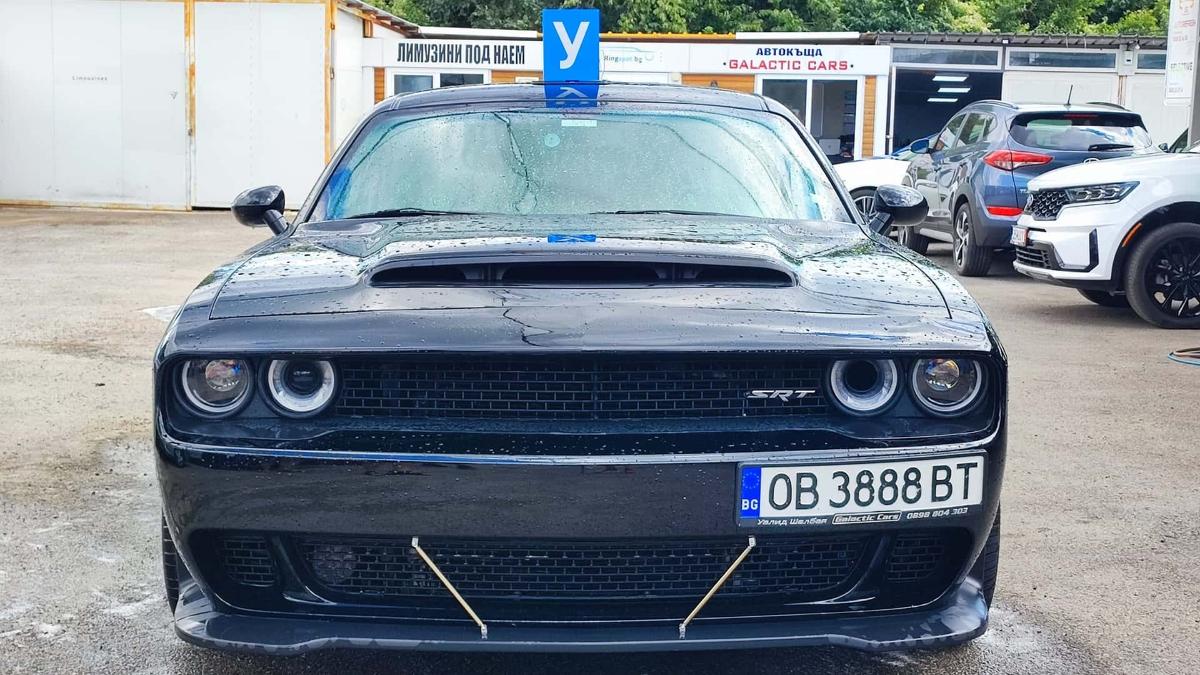 Этот Dodge Challenger является учебным авто в одной из автошкол