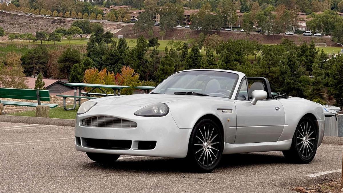 Взгляните на эту Mazda Miata 1993 года с обвесом в стиле Aston Martin 