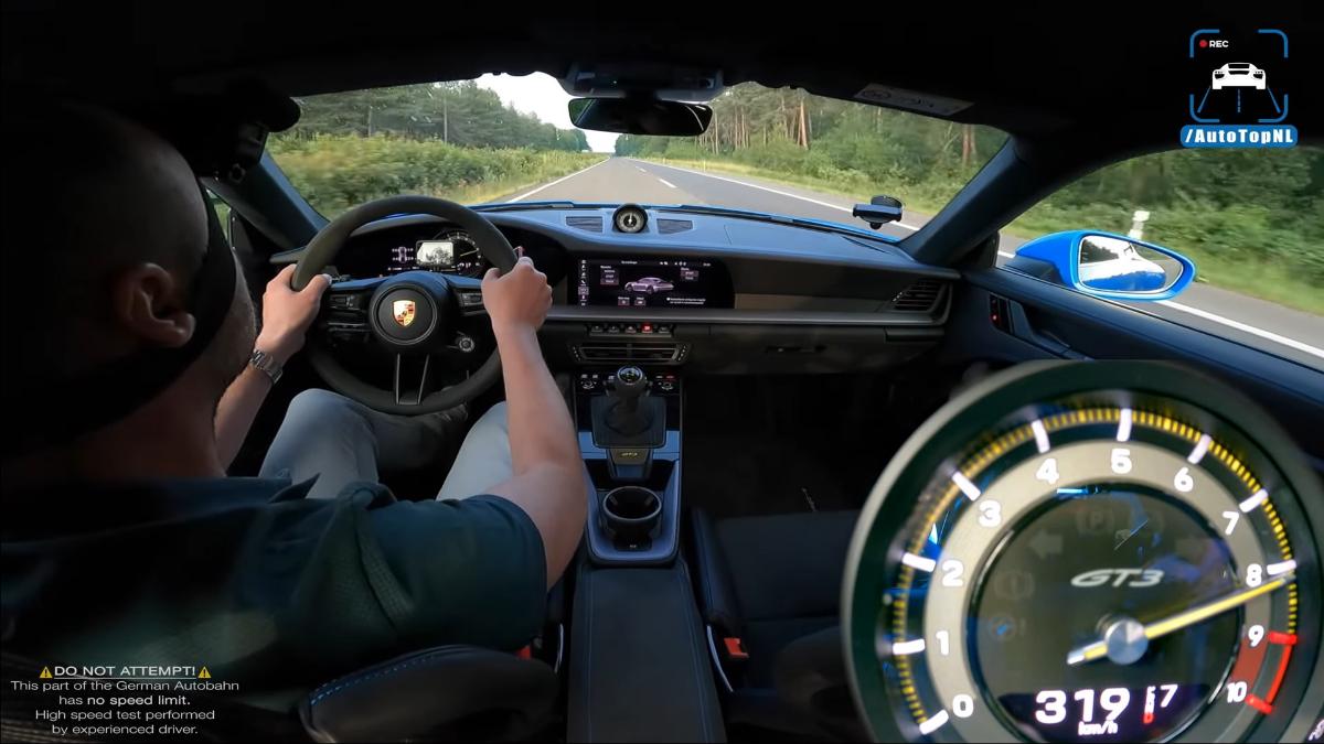 В этом видео, самая слабая версия Porsche 911 разгоняется до 312 км/ч