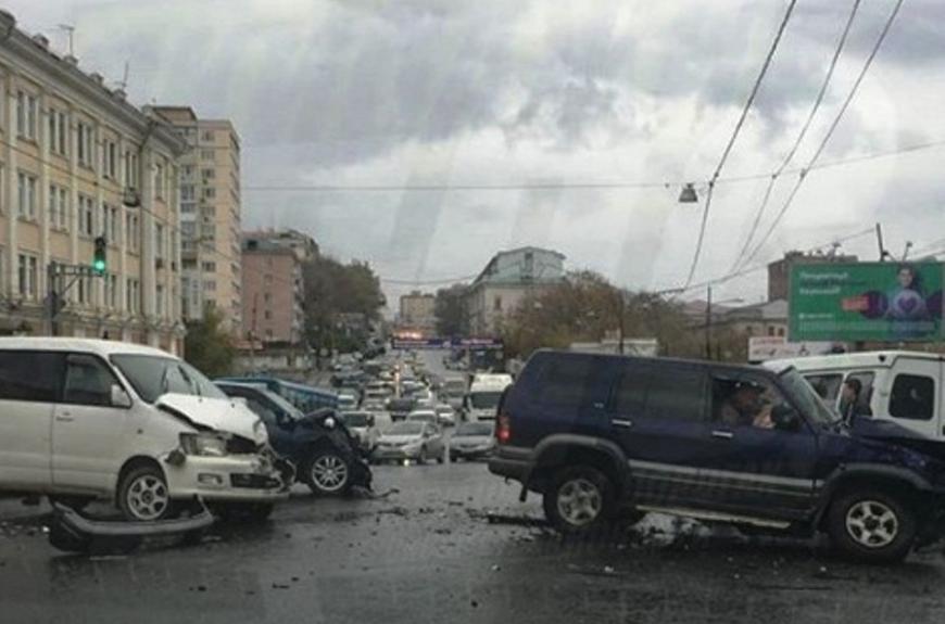 ДТП во Владивостоке заблокировало главную улицу