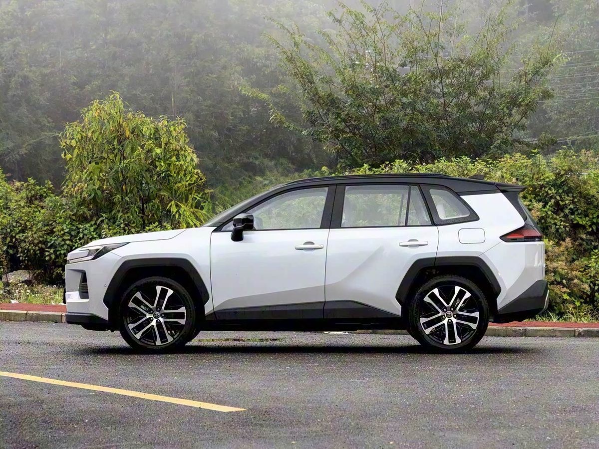 Китайский RAV4 уже в России с гибридом и ценником 4.45 млн рублей