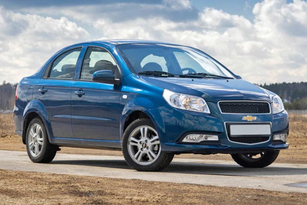 В автосалонах РФ начались продажи новых седанов Chevrolet Nexia по цене от 1,2 млн рублей
