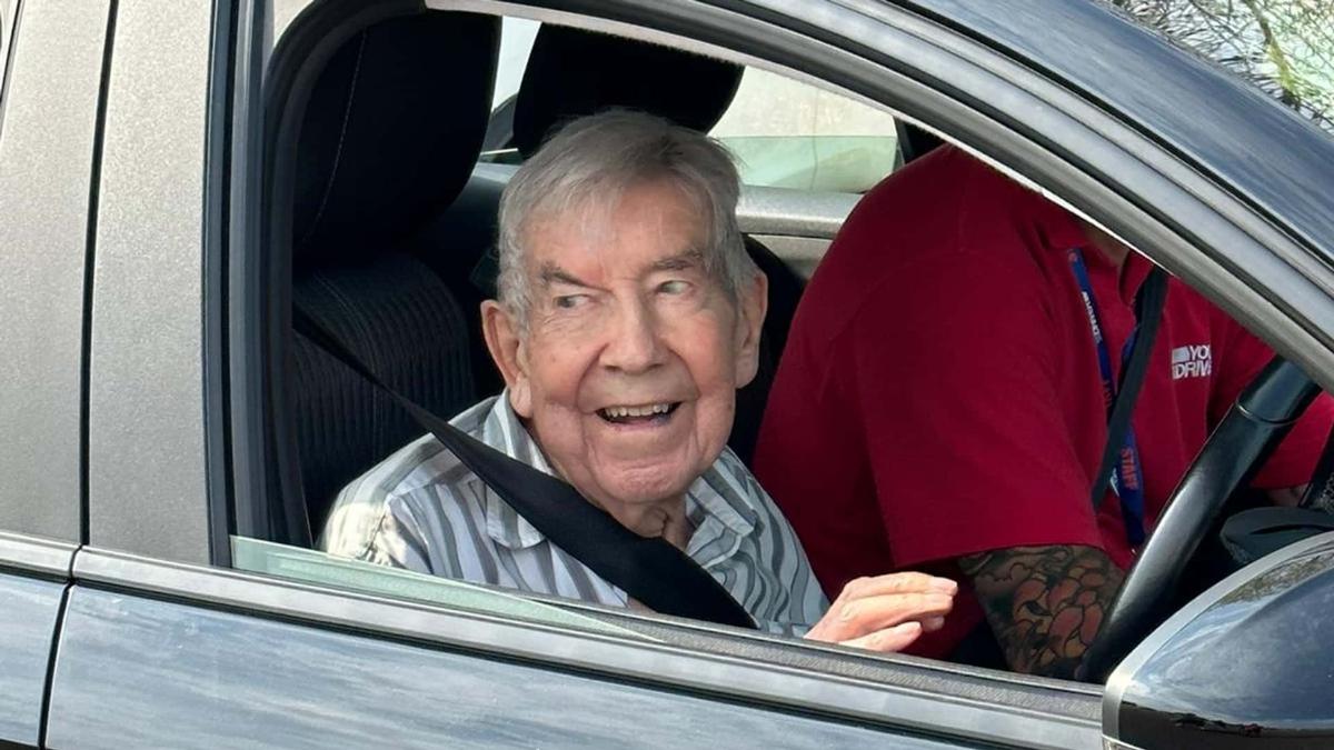 98-летний мужчина возвращается на место водителя благодаря программе «Молодые водители»
