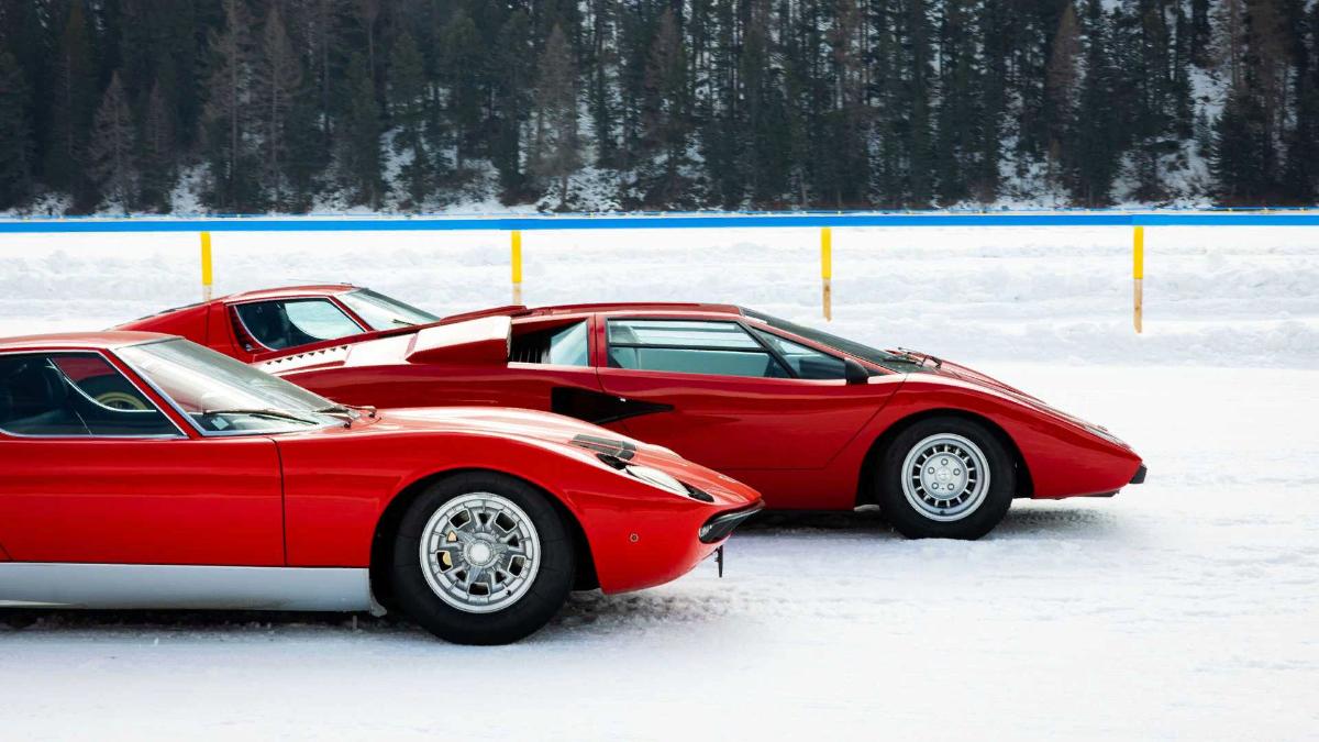 Lamborghini показал классические Miura и Countach в рамках ледового шоу