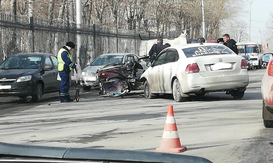 После аварии в Кемерово водителя пришлось доставать через крышу авто