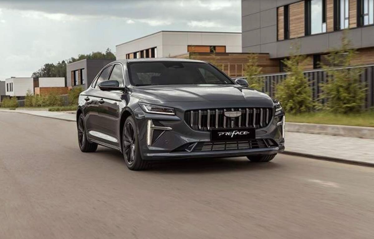 Geely назвал цены на маломощный седан Geely Preface для России: от 3,33 млн рублей