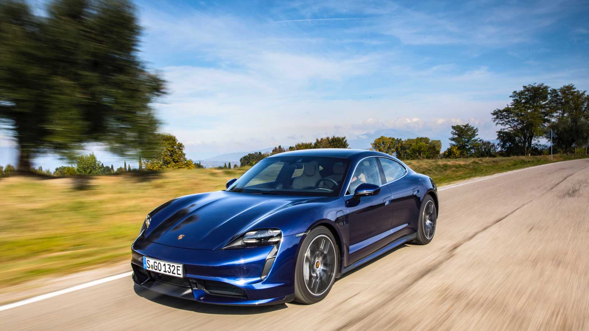 Porsche Taycan подешевел после сертификации в РФ