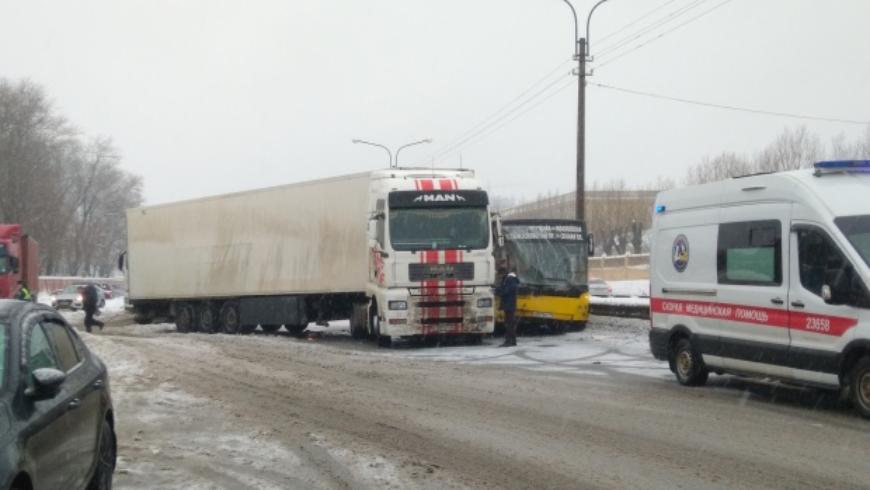 В аварии на Московском шоссе Петербурга пострадала девочка