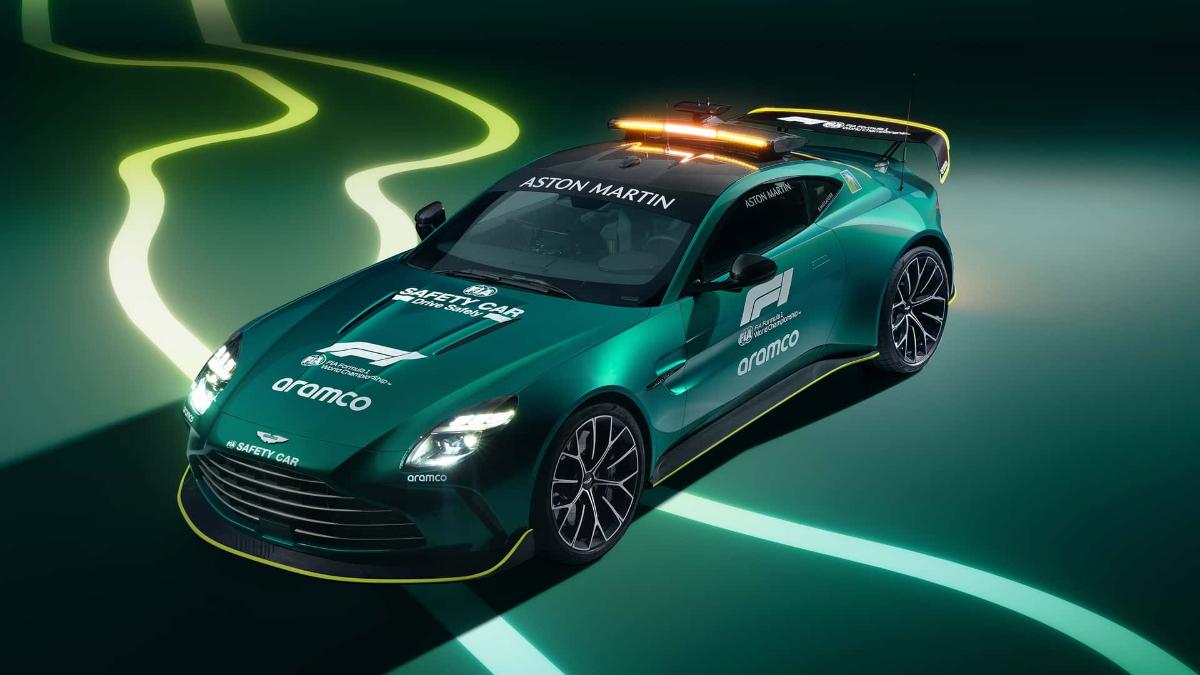 Новый автомобиль безопасности Aston Martin Vantage F1 оснащен множеством кнопок и экранов