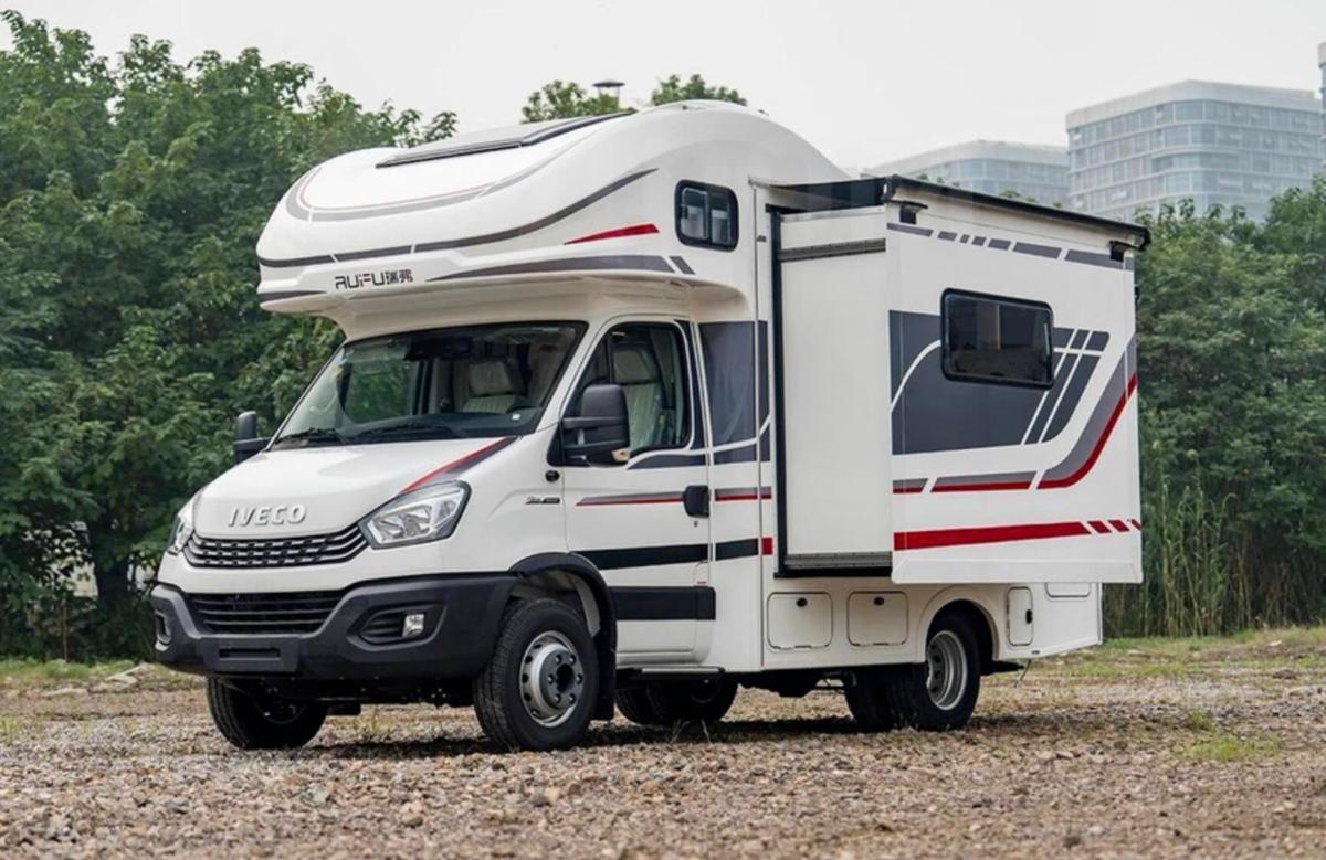 Во Владивостоке запустили продажи нового автодома Iveco Daily с жилым модулем