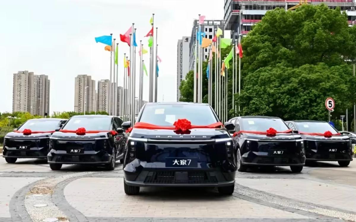 SAIC выпустил дешевый минивэн со сменными аккумуляторами 