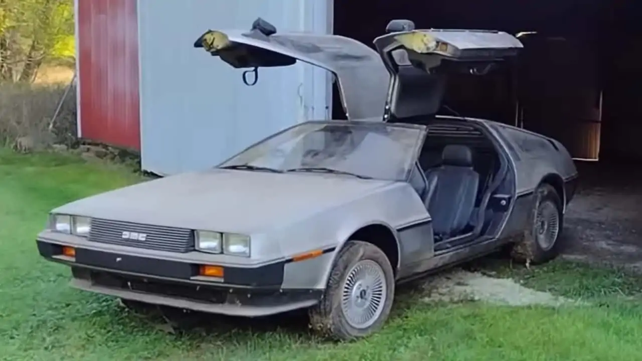 Спорткар DeLorean DMC-12 1981 года из «Назад в будущее» нашли в старом сарае