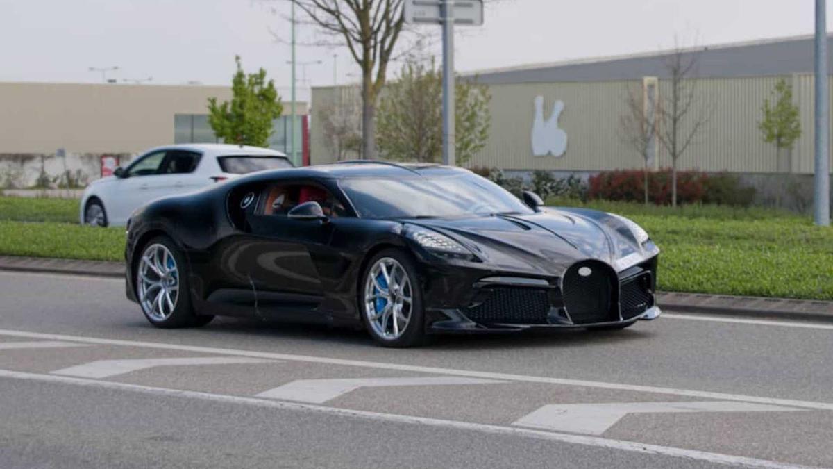 Эксклюзивный суперкар Bugatti La Voiture Noire впервые сфотографировали на  дорогах общего пользования