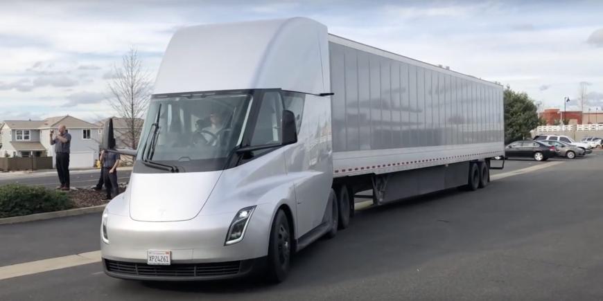 Электрический грузовик Tesla Semi проходит испытания в США