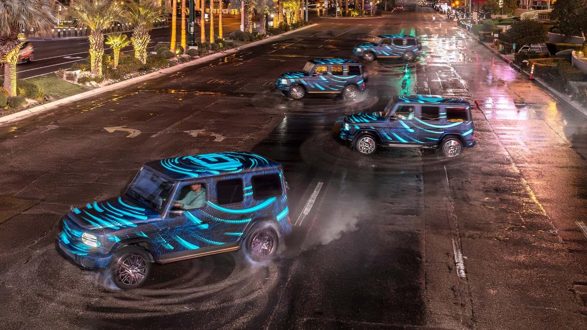 Это надо видеть: электрические Mercedes G-Class синхронно кружатся в Лас-Вегасе