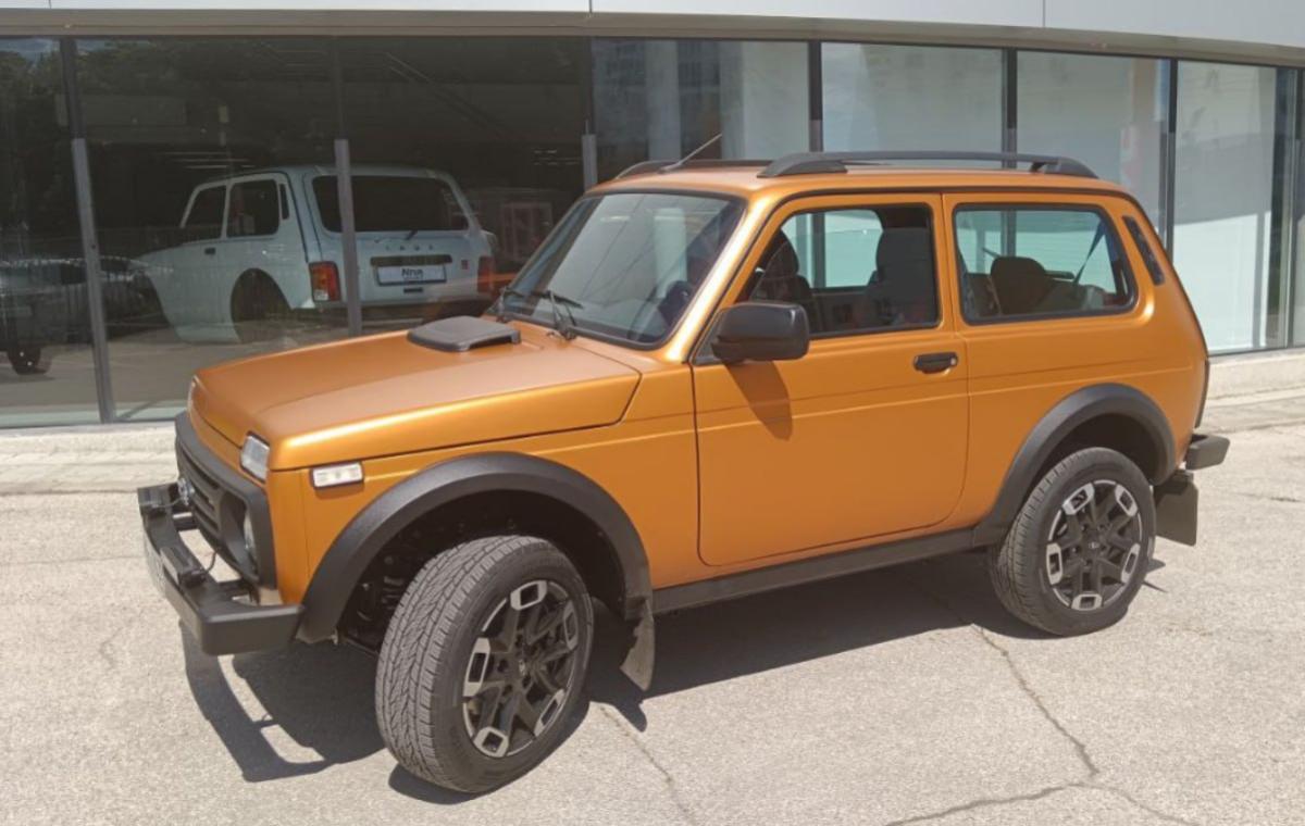 В Тольятти началась сборка Lada Niva Sport в матово-золотистом оттенке 