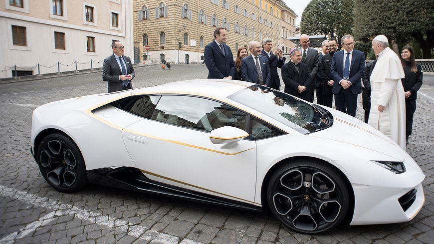 Lamborghini Huracan Папы римского Франциска выставят на аукцион