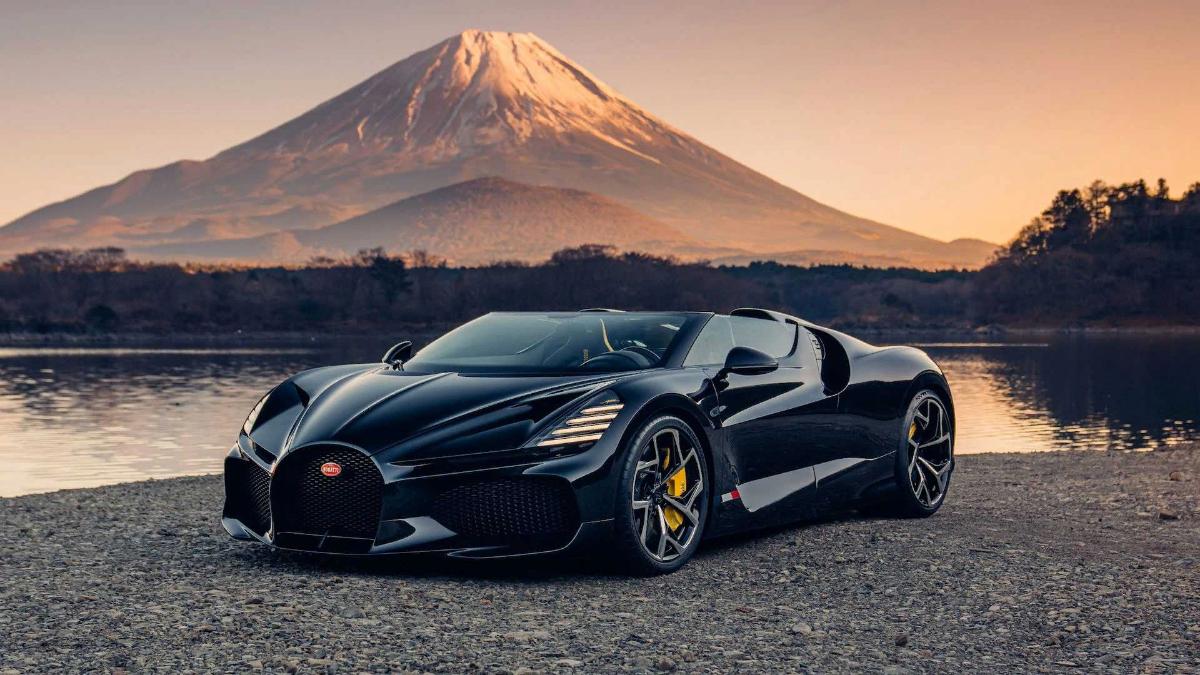 Редкий гиперкар Bugatti Mistral эффектно выглядит на фоне Токио 